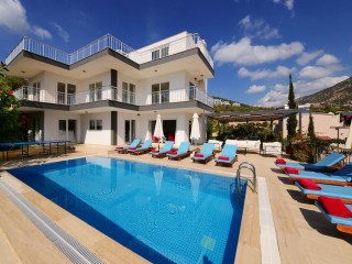 6 BEDROOM VILLA FOR LARGE FAMILIES WITH PRIVATE POOL