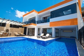 Beautiful Villa with heated private pool