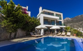 Spacious Villa for daily rental close to the center