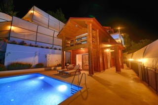 Kalkan’da Deniz Manzaralı Ahşap Villa