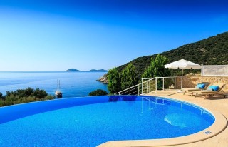 Kalkan’da Deniz Manzaralı Özel Plajlı Ultra Lüks Villa