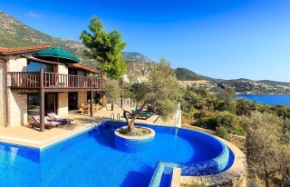 Kalkan’da Deniz Kıyısında Villa