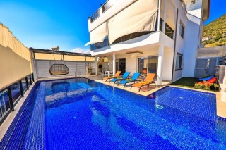 Villa with Private Pool in Nature