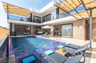 Honeymoon Villa with Private Pool in Nature