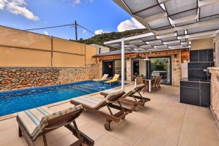 Doğa İçinde Isıtmalı Özel Havuzlu Villa
