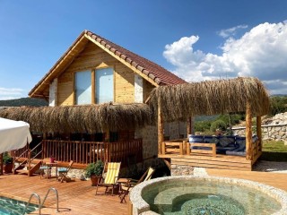 Doğa İçerisinde Otantik Ahşap Özel Havuzlu Tatil Villası